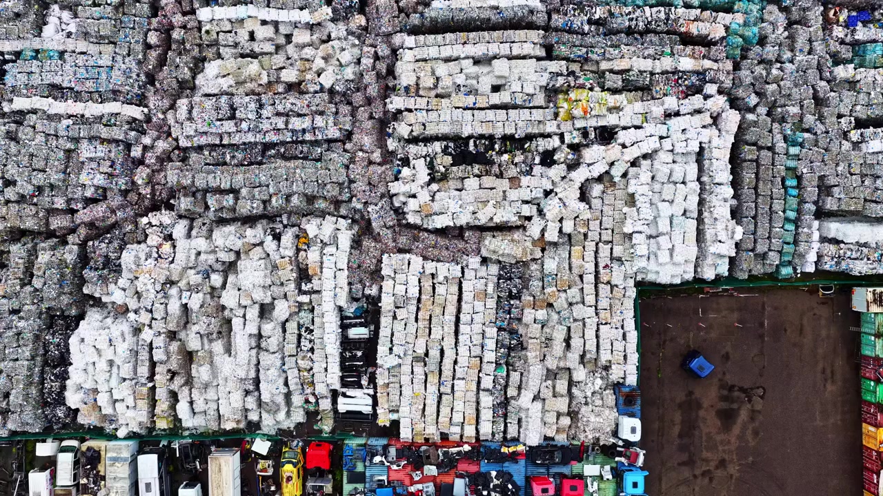 Verpackter Abfall in Reihen in einer Recyclinganlage. - Luftaufnahme von oben