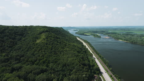 Paisaje-Tranquilo-Del-Parque-Estatal-Great-River-Bluffs-En-El-Río-Mississippi-En-Minnesota,-Estados-Unidos---Toma-Aérea