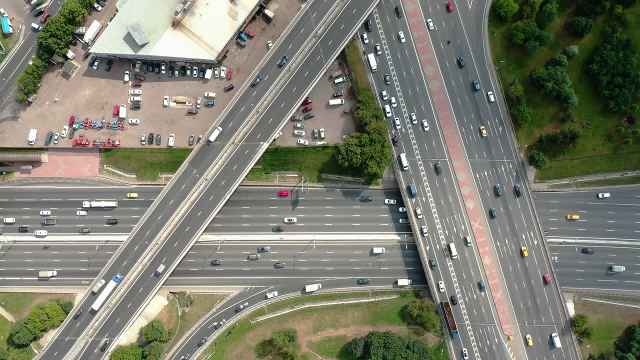 교통과 함께 교차 고속도로의 공중 전망을 이동