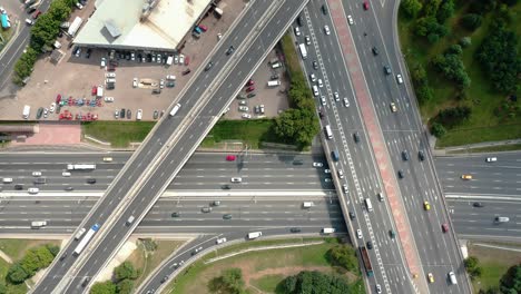 movimiento hacia arriba vista aérea de las carreteras de intersección con el tráfico