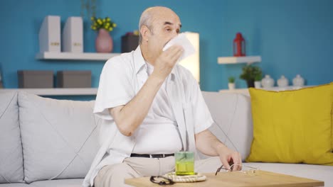 un anciano enfermo con los ojos llorosos.