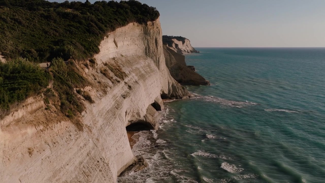 Vista aérea dos imponentes penhascos de calcário branco e do Mar Jônico turquesa ao longo da dramática costa do Cabo Drastis em Corfu, Grécia