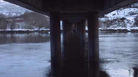 Desenfocar-Para-Enfocar,-Imágenes-De-Debajo-De-Un-Puente-En-Invierno