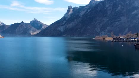 Majestätischer-Blick-Auf-Den-Traunsee-Mit-Traunstein-Im-Hintergrund,-Sonniger-Tag,-Heiter