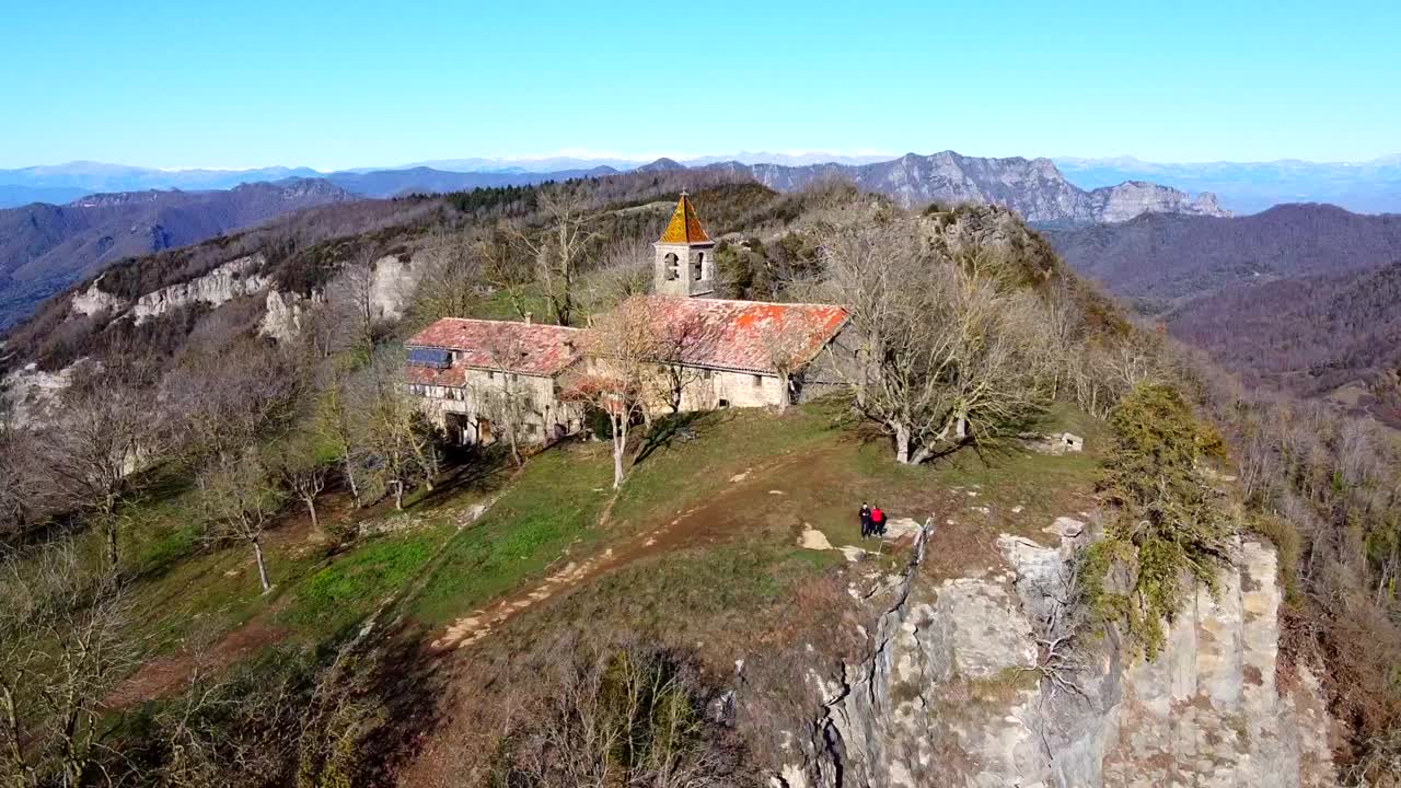 el drone cinematográfico fue filmado en el santuario de cabrera en las montañas de los pirineos en españa.