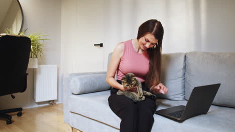 mujer trabajando desde casa con su gato