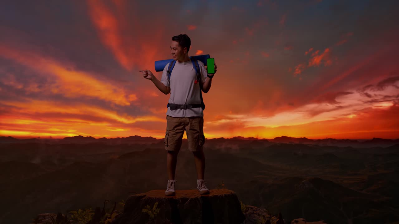 feliz viajero en la cima de la montaña al atardecer
