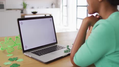 Feliz-Mujer-Afroamericana-Sentada-En-La-Mesa,-Haciendo-Videollamadas-Usando-Una-Computadora-Portátil-Con-Espacio-Para-Copiar