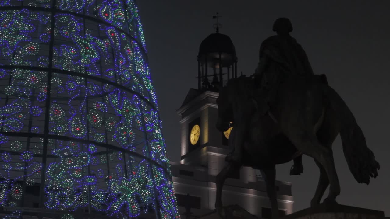 Albero di Natale e decorazioni a Puerta del Sol, Madrid, di notte.