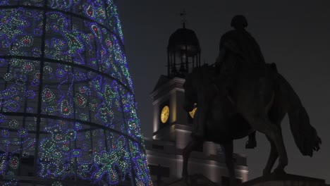 Christmas-tree-and-decorations-in-Puerta-del-Sol,-Madrid-by-night