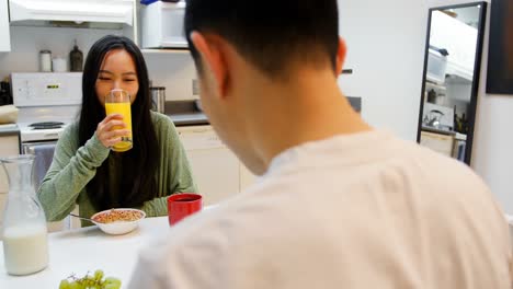 집 에서 아침 식사를 하는 부부