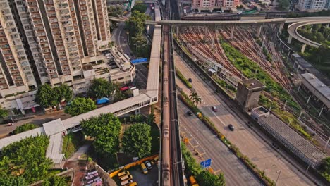estación mtr de la bahía de kowloon en kwun tong road, hong kong, inclinación aérea cinematográfica hacia arriba