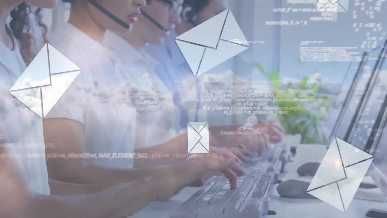 Animazione di elaborazione dati e icone di posta su professionisti che usano cuffie telefoniche