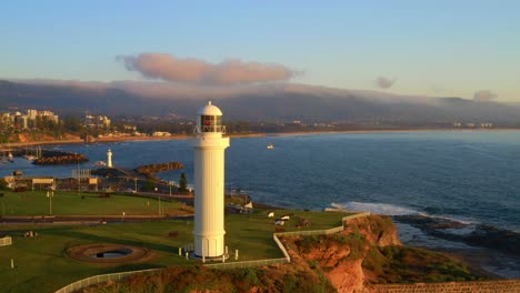 Faro-De-Flagstaff-Point-En-El-Acantilado-Costero-De-Wollongong-Head,-Nueva-Gales-Del-Sur,-Australia