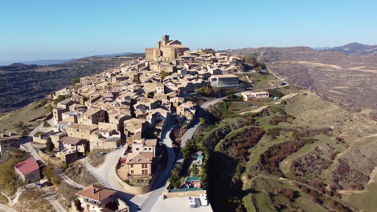 Ujué. Uxue. Navarra. Spagna. Borgo medievale su una montagna. Vista aerea. Chiesa-fortezza di Santa María. Architettura romanica medievale