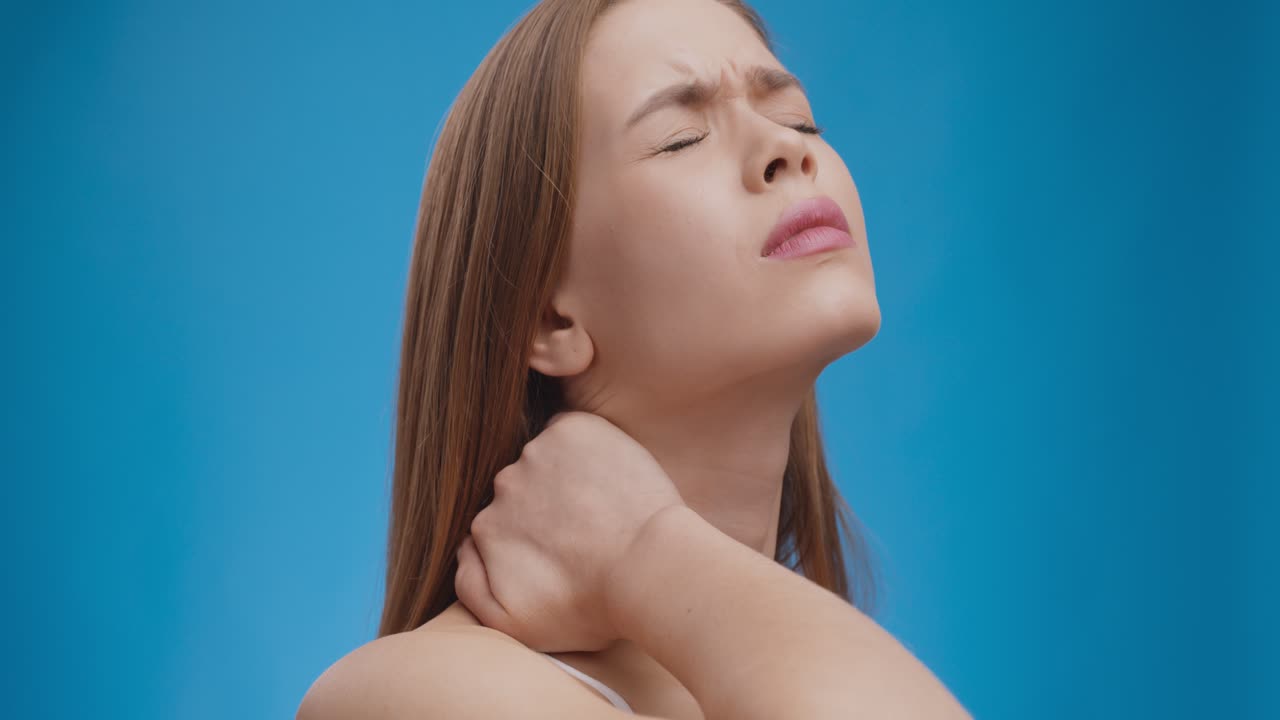 mujer con dolor de cuello