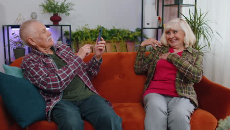 ancianos ancianos pareja familiar abuelos hombre mujer haciendo una foto en el teléfono inteligente para las redes sociales