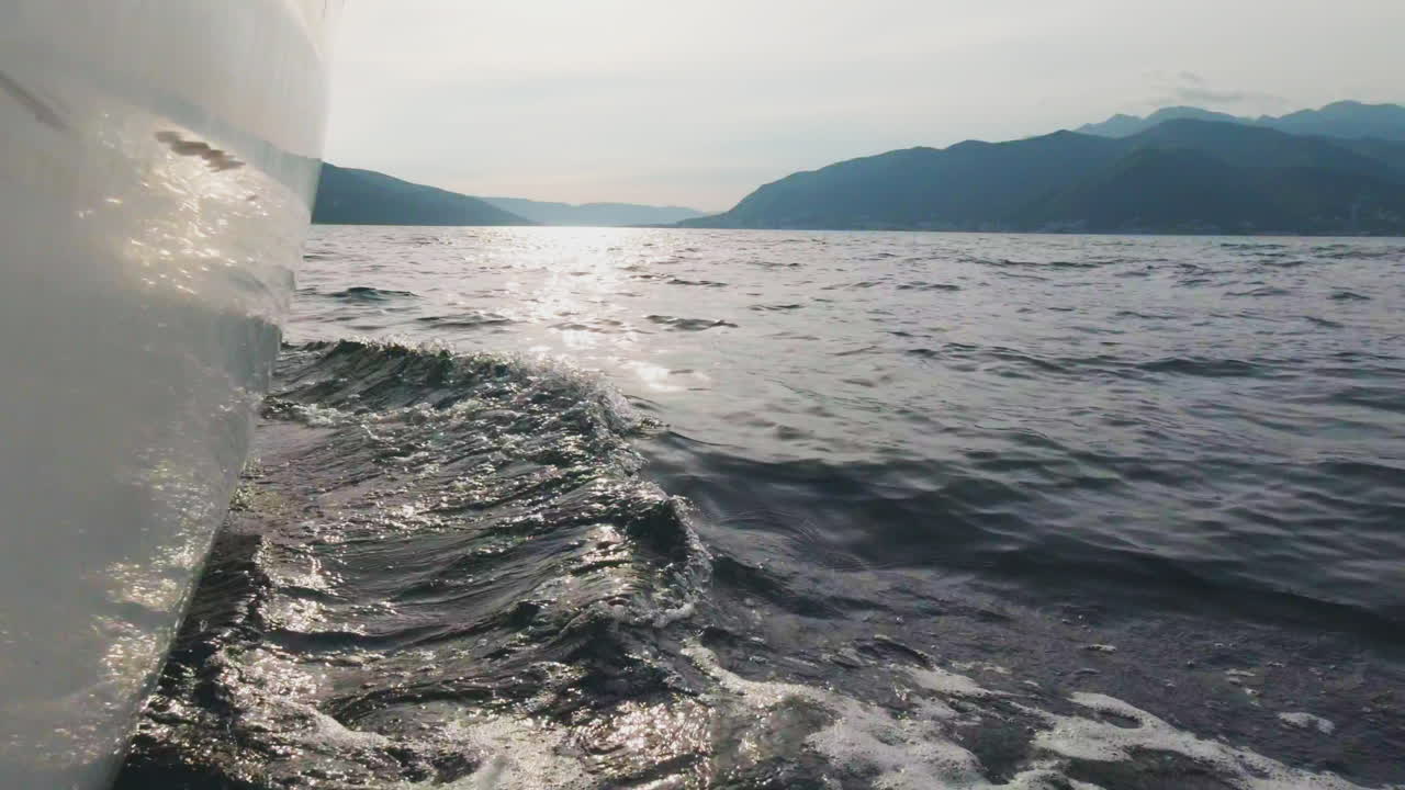 배경 에 산 들 이 있는 물 에 있는 배