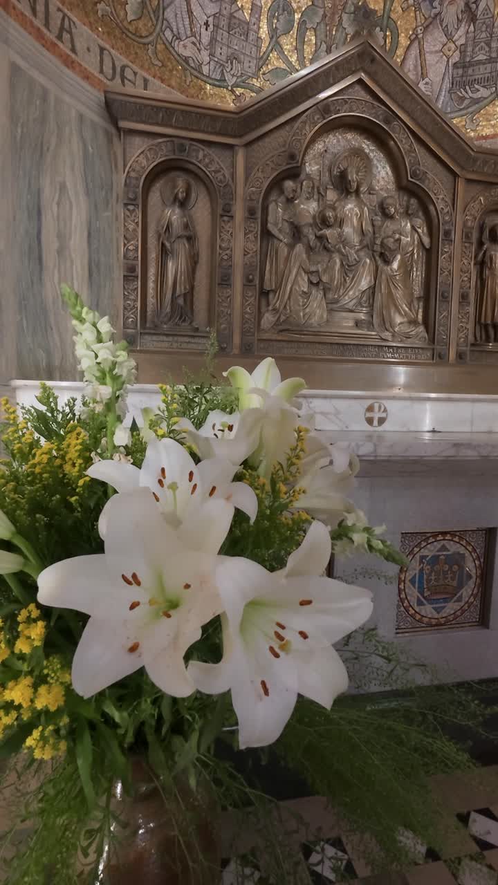 Gigli bianchi che adornano l'Abbazia della Dormizione a Gerusalemme. Al rallentatore.