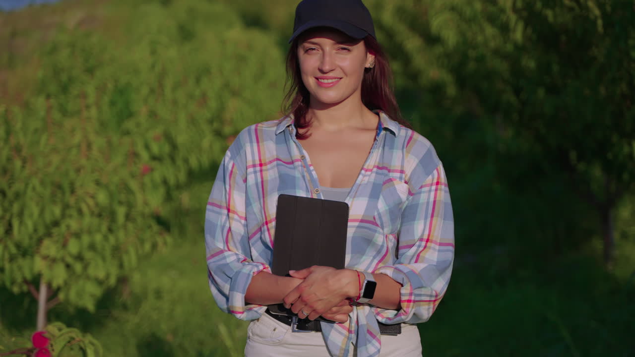 mujer agricultora en un huerto de melocotones
