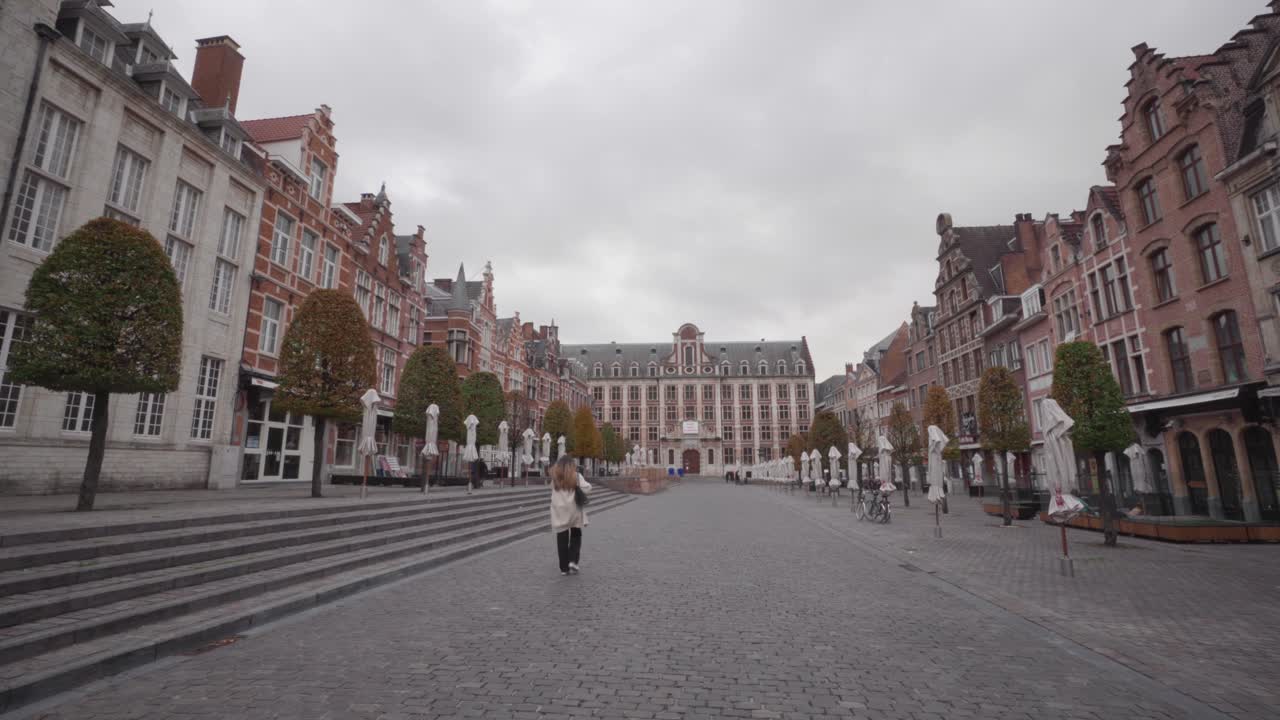 bares y cafés en la plaza vieja de lovaina cerrados debido al bloqueo del coronavirus covid-19