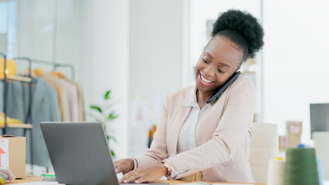 Mujer-Negra-O-Diseñadora-De-Moda-En-Una-Llamada-Telefónica