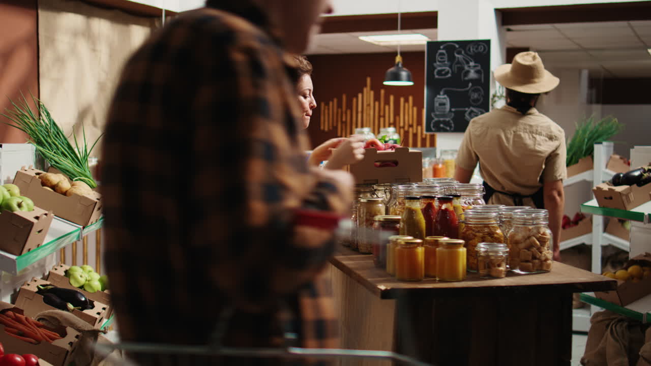 el cliente de la tienda vegana compra manzanas frescas.