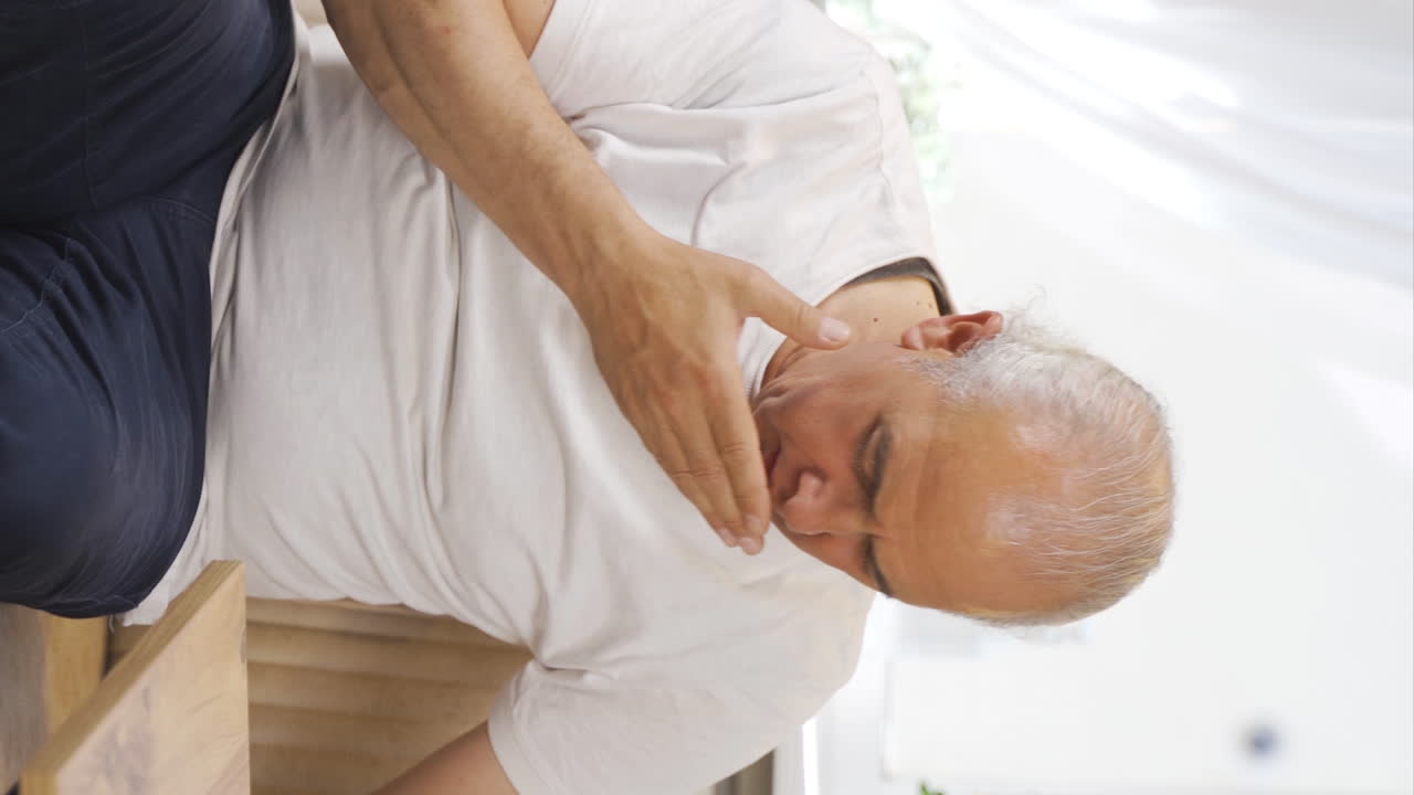 vídeo vertical del anciano con la tos.