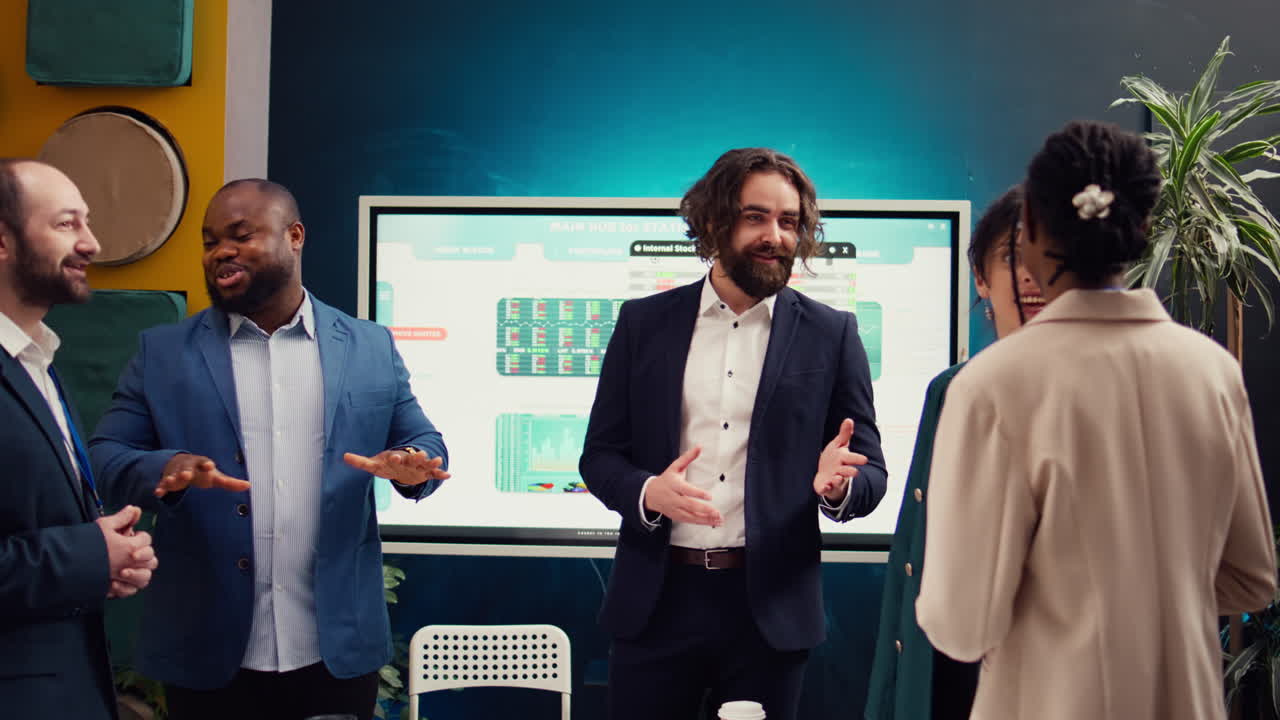 retrato de los compañeros de trabajo de la startup se reúnen en una sala de conferencias