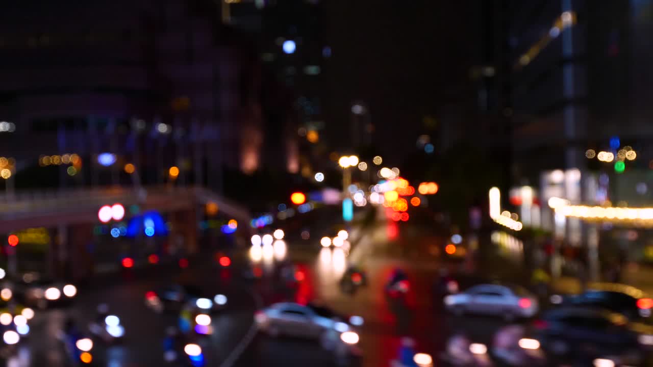 4k video bokeh tráfico de coches en la intersección en la noche