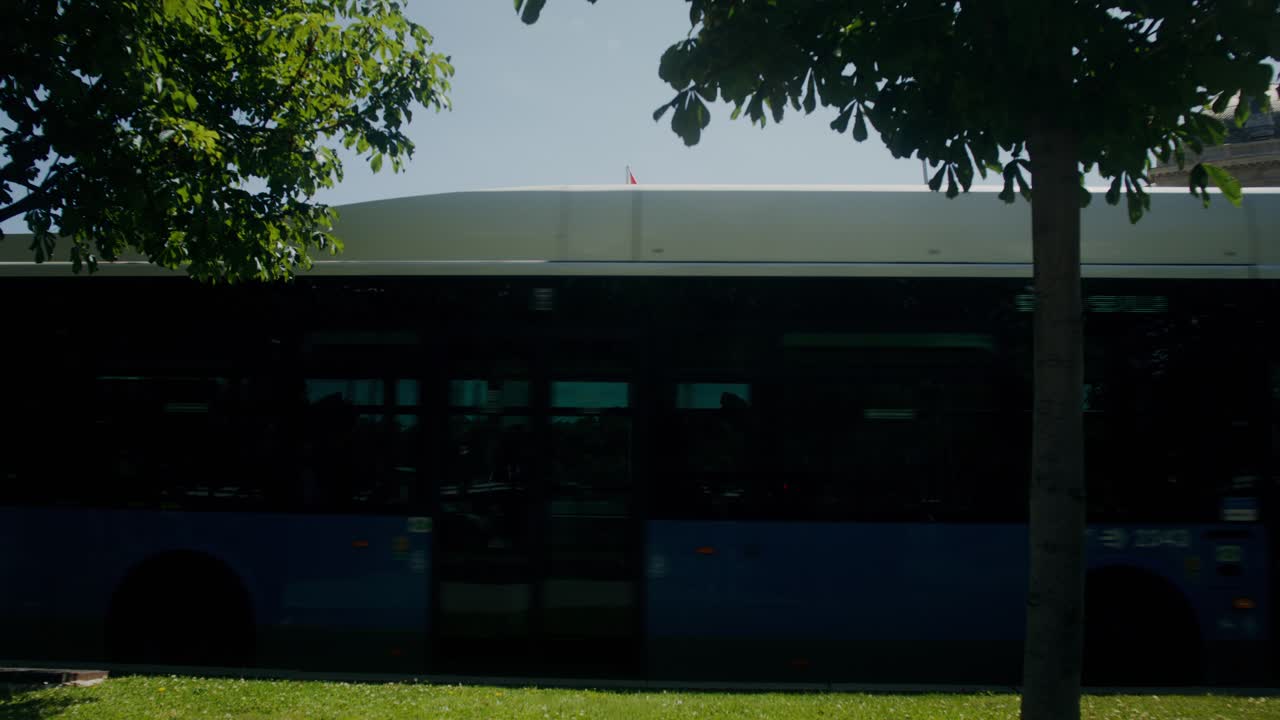 escena callejera con monumento y autobús en madrid, españa