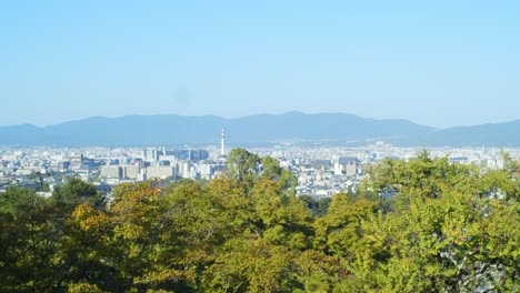 hermosa vista desde el templo de la torre de kyoto y la ciudad temprano en la mañana en kyoto, japón iluminación suave cámara lenta 4k
