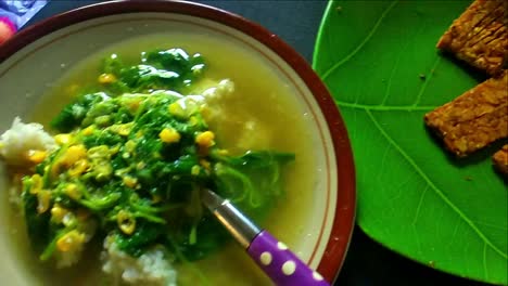 Comida-Indonesia-De-Espinacas-Con-Sopa-Y-Maíz