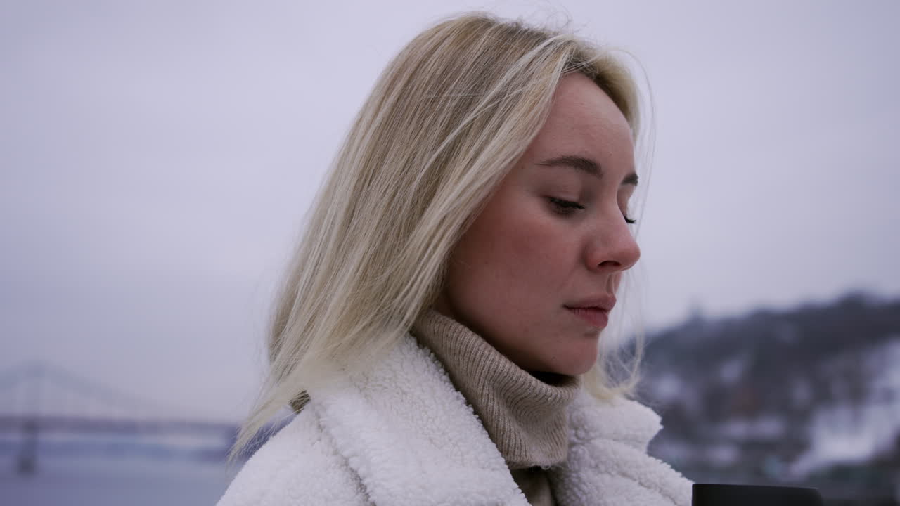 뜨거운 테르모스를 들고 있는 금발 소녀