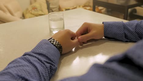 persona que está esperando en una mesa