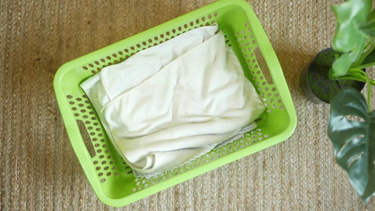 vista superior de la ropa en la canasta en el suelo