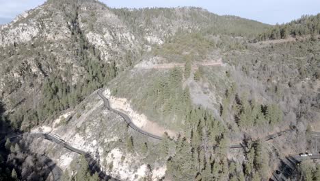 Carretera-En-Zigzag-Con-Automóviles-Circulando-Por-La-Autopista-89-A-En-Sedona,-Arizona,-Con-Video-De-Drones-Moviéndose-En-Círculo