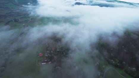 banska bystrica, montañas tatras, tiro aéreo en las nubes, vista general de las montañas, nivel de nubes, alto, volando a través de la niebla, niebla