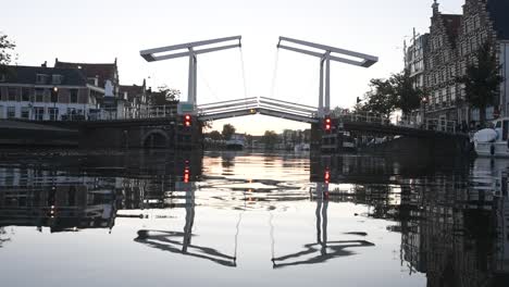 Historische-Brücke-über-Den-Fluss-Spaarne-In-Haarlem