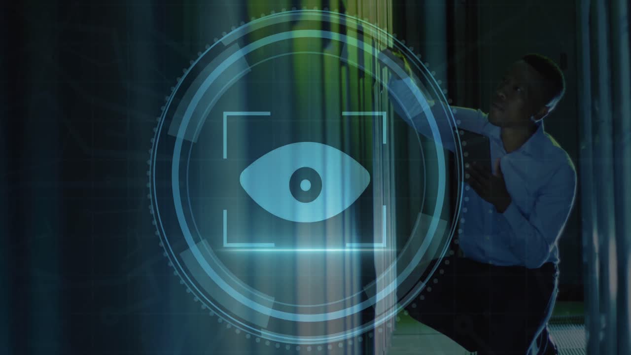 animación del escáner de retina del ojo sobre un ingeniero afroamericano usando una tableta en la sala del servidor