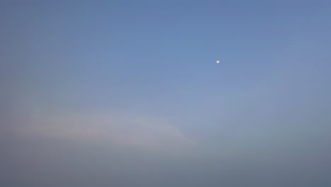 흐릿한 황혼하늘에 달