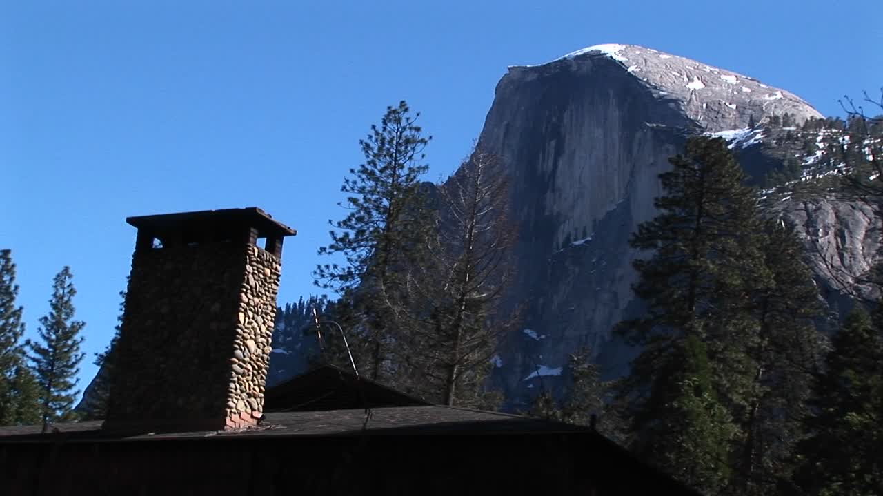 primer plano de una chimenea de cabina en yosemite