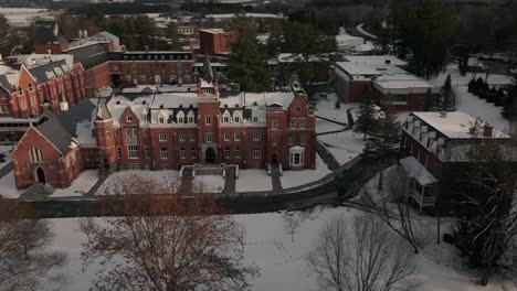 la universidad del obispo mcgreer hall y gomentor rodeados de nieve durante el invierno en lennoxville, quebec