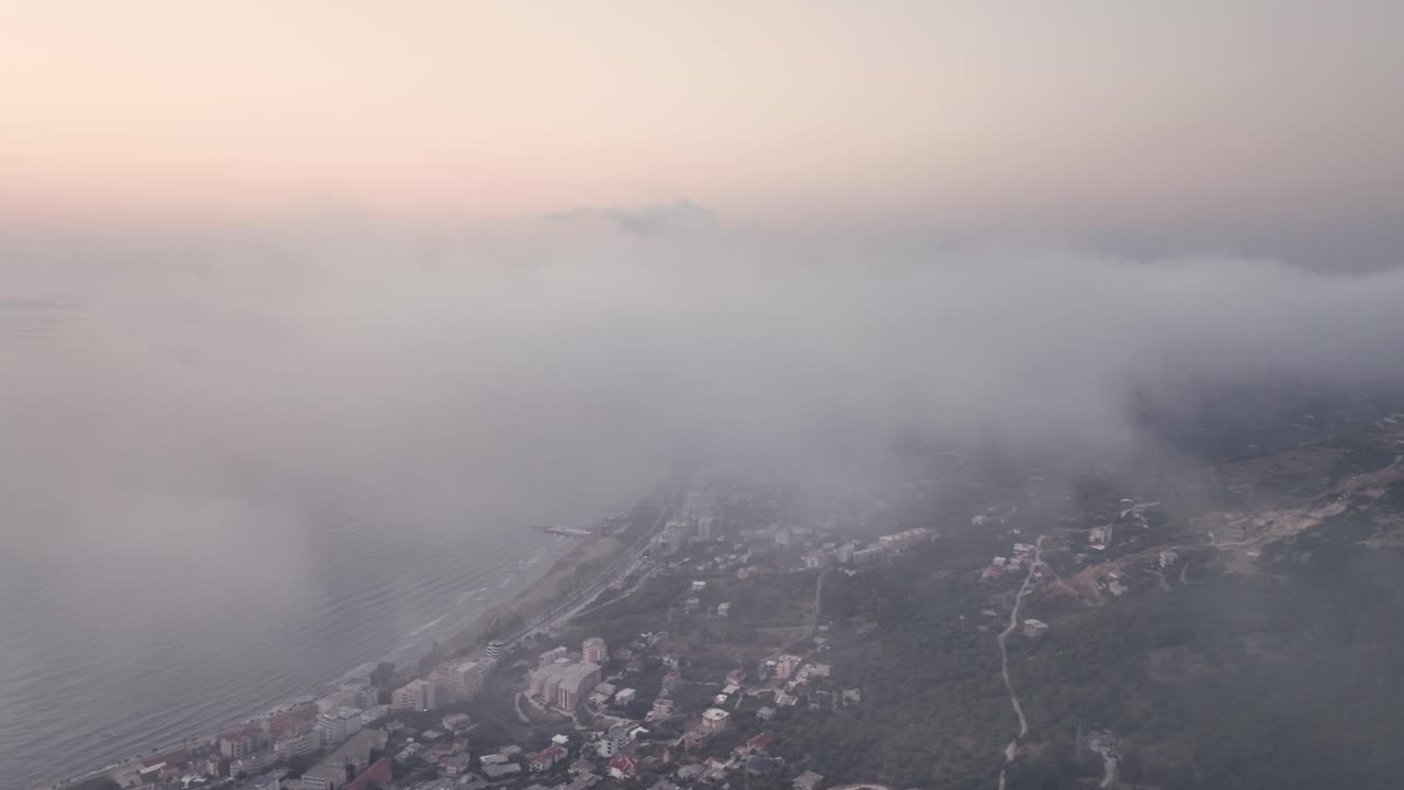 приморский город раскрывается под облаками во время заката солнца
