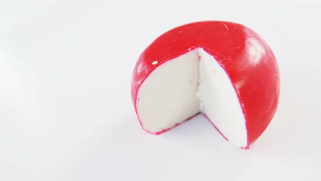 queso rojo sobre fondo blanco