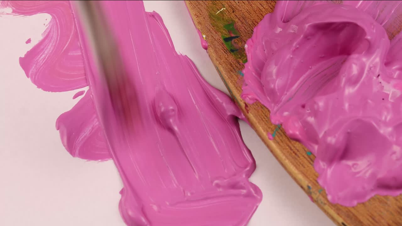 tiro pintando el color rosa en papel junto a la paleta