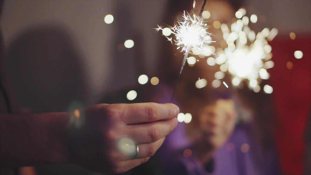 Famiglia che festeggia con una stellina luminosa