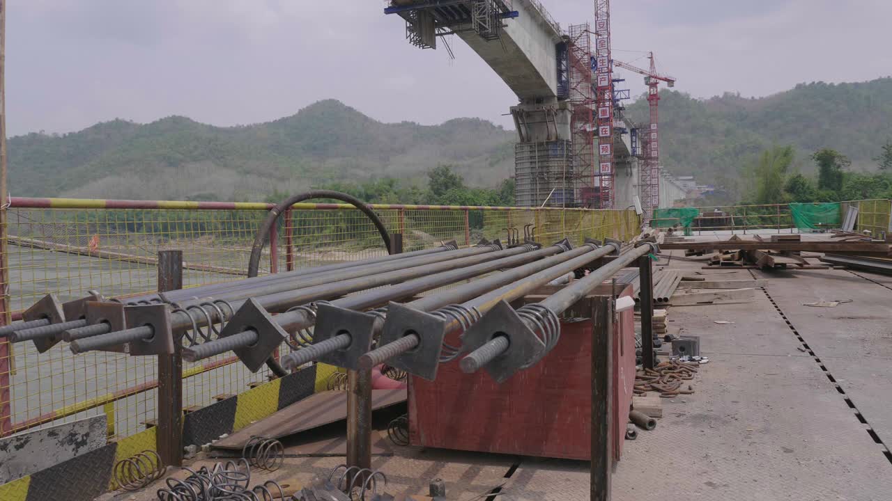 건설 중인 다리