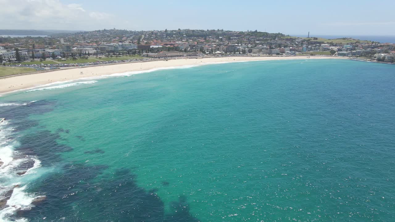ampia baia con mezzaluna di sabbia bianca a bondi beach a sydney, nuovo galles del sud, australia