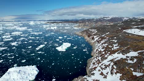 hermoso paisaje costero de groenlandia, fiordo helado con icebergs